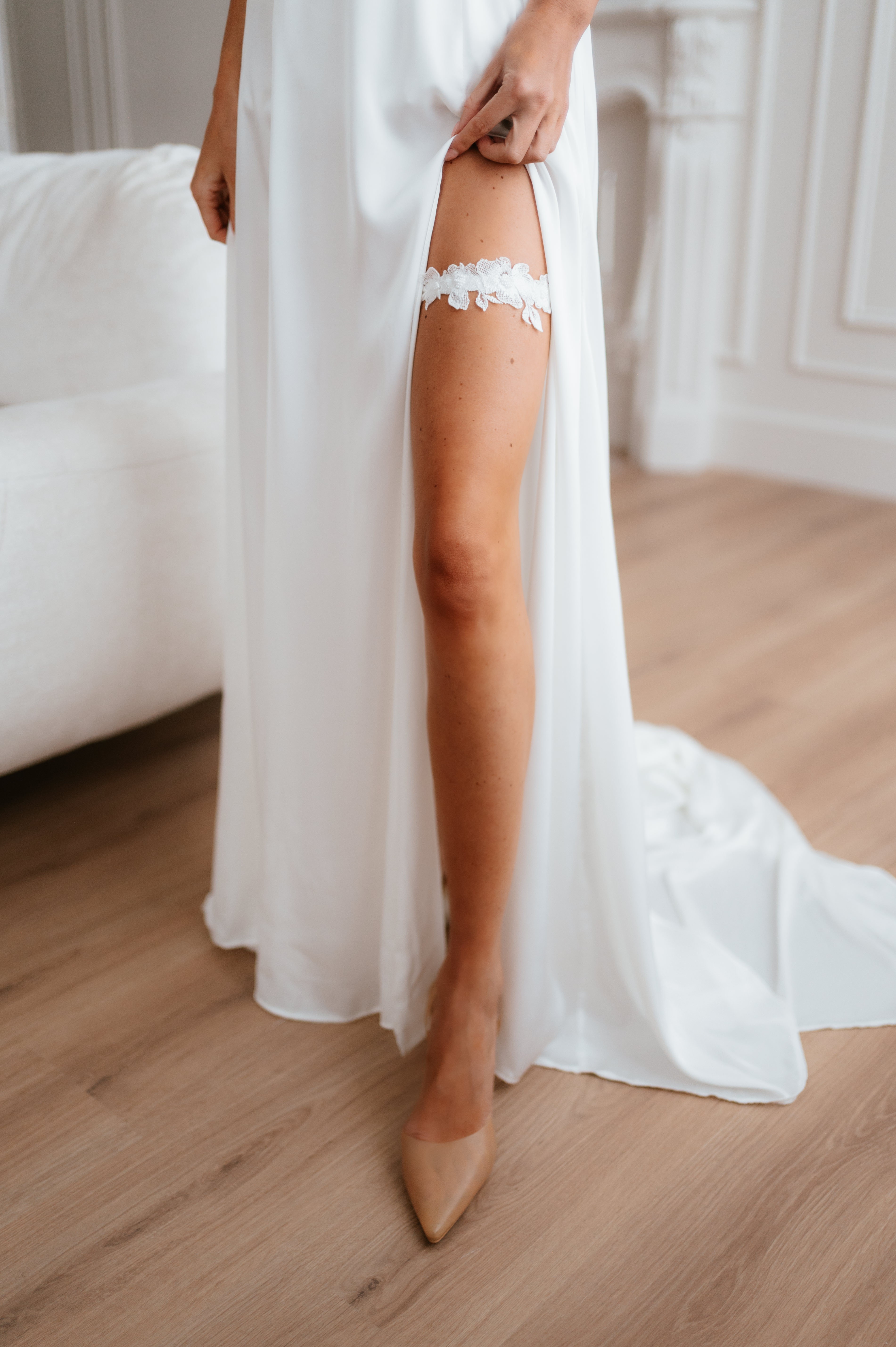 svatební podvazek s jemnými bílými korálky-design markéta kubátová